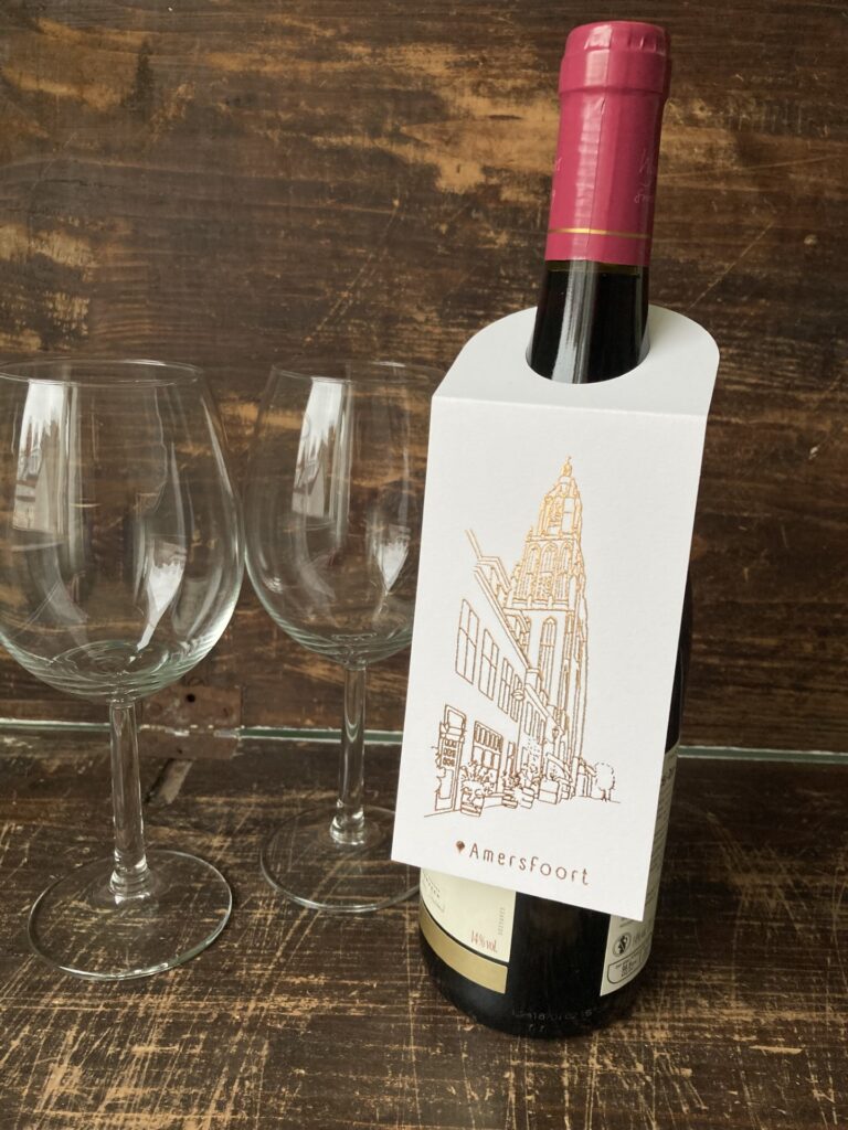 Flessenhanger met fles en glazen